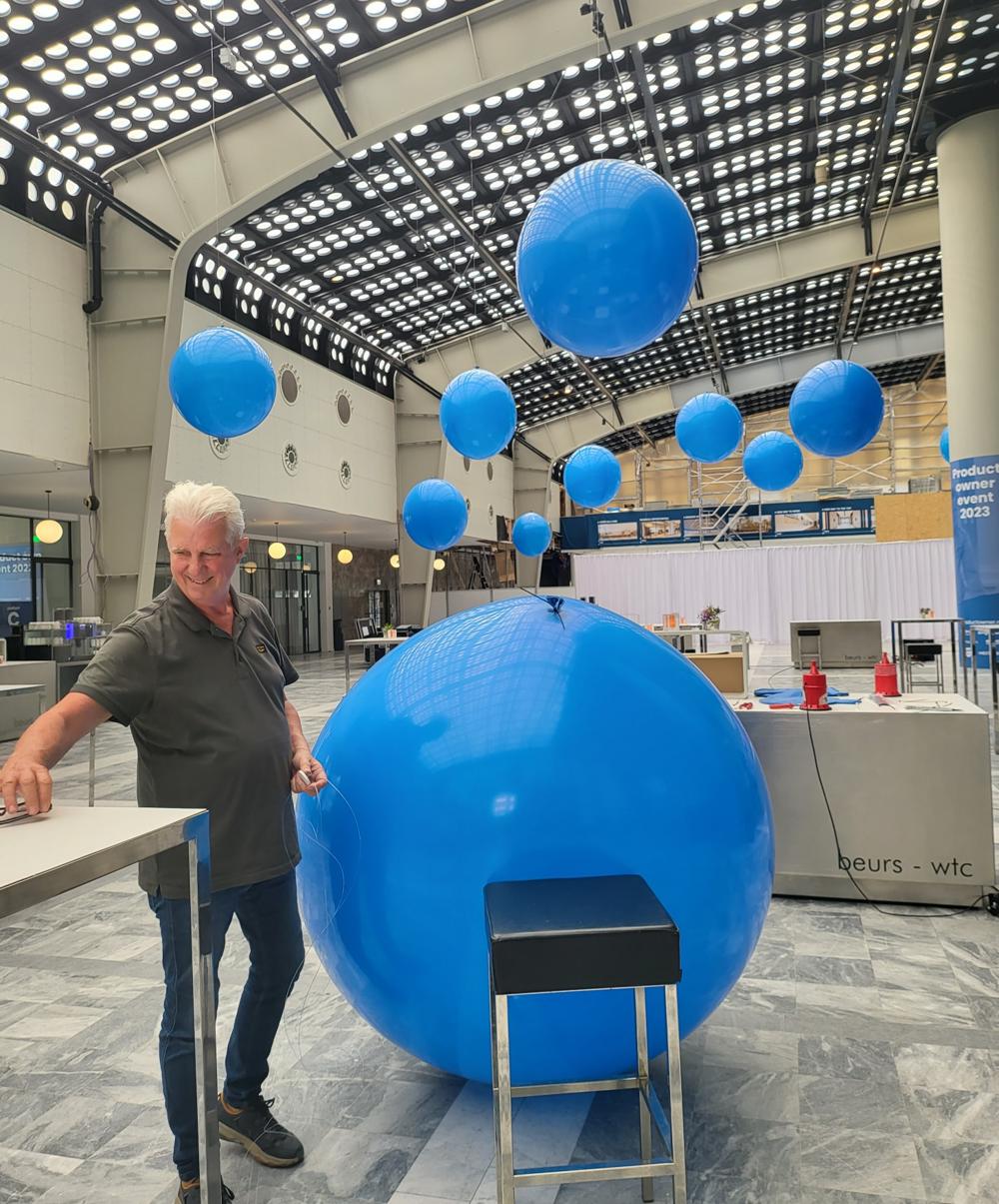 Reuzenballonnen als Eyecatcher bij WTC Beurs Rotterdam (1)