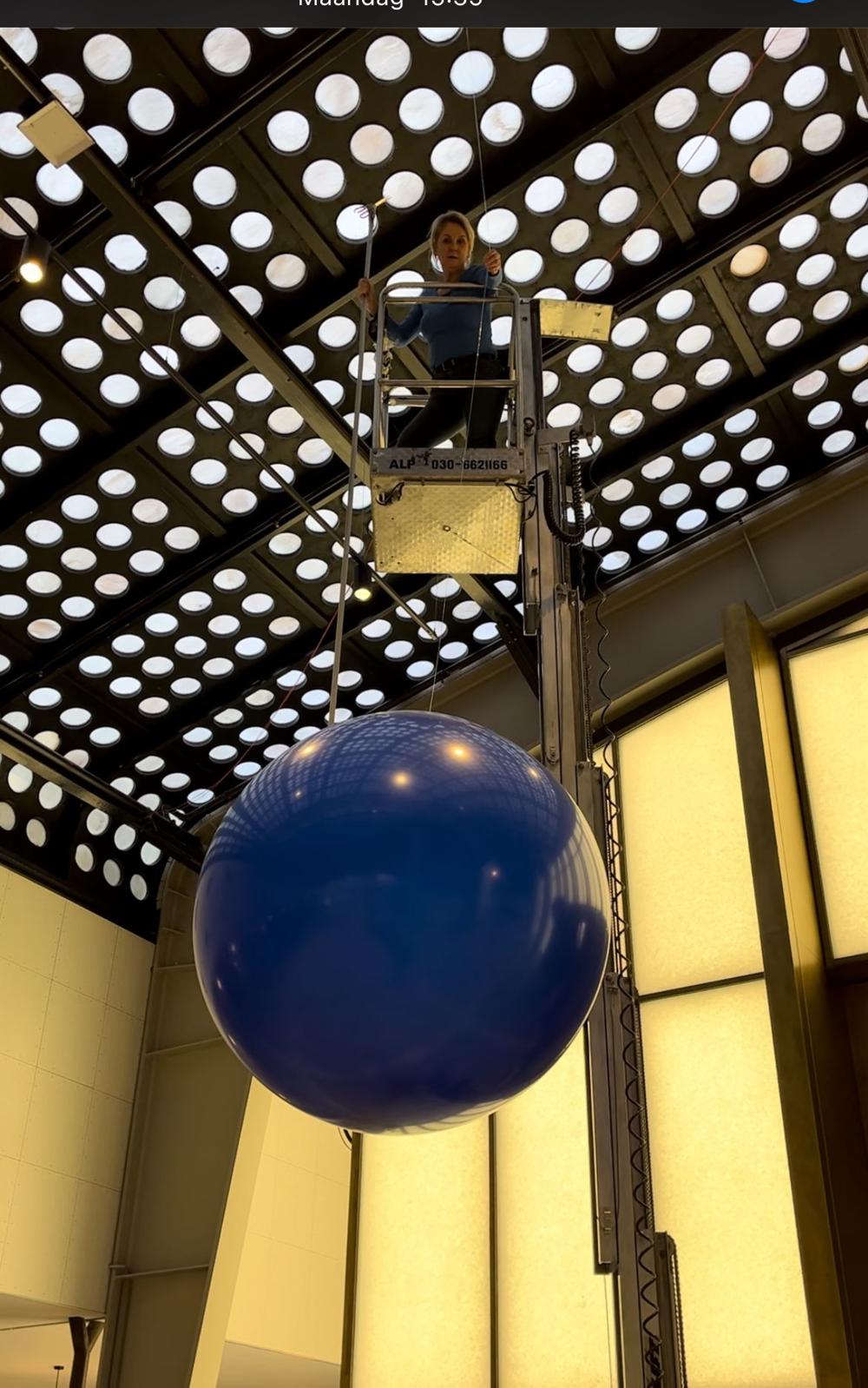 WTC beurs Rotterdam het inhangen van reuzenballonnen