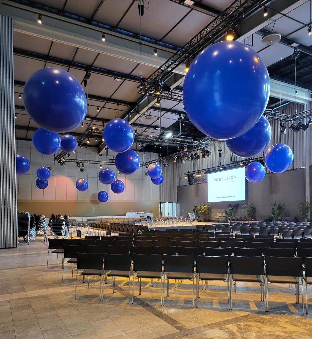 WTC beurs Rotterdam het inhangen van reuzenballonnen